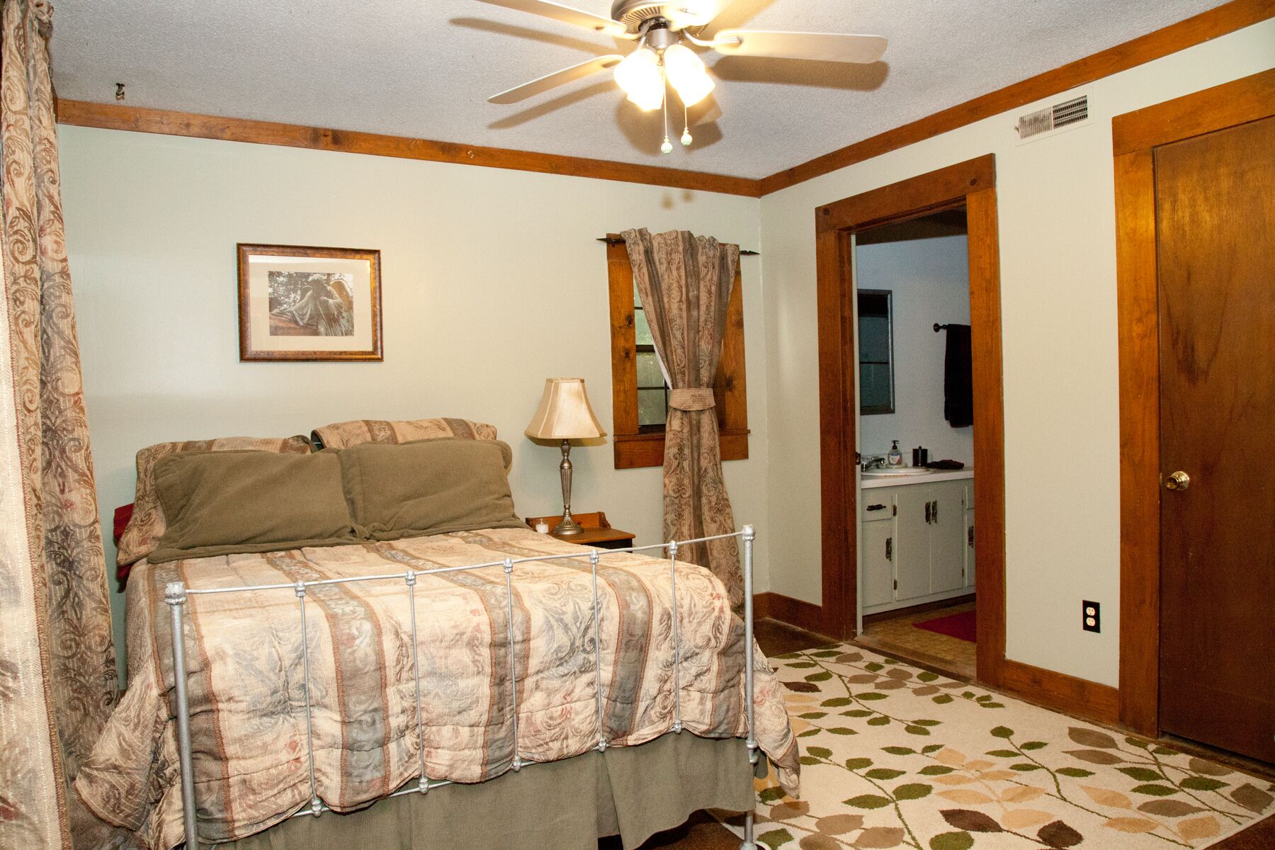 3 多间卧室、熨斗/熨衣板、WiFi、床单