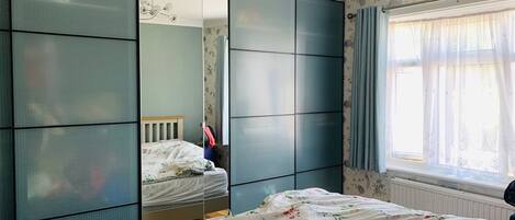 3 bedrooms, iron/ironing board, bed sheets