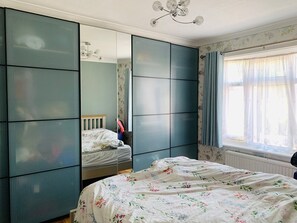 3 dormitorios, tabla de planchar con plancha, ropa de cama