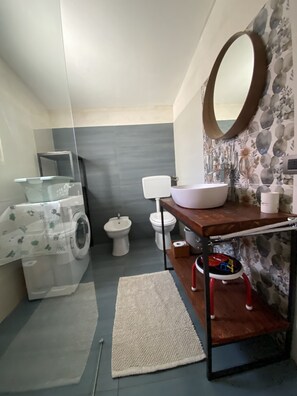 Douche, sèche-cheveux, bidet, savon