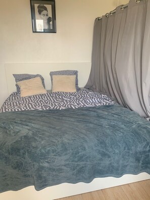 4 bedrooms, iron/ironing board, WiFi, bed sheets