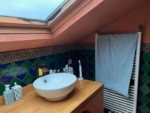 シャワー、ヘアドライヤー、タオル、石鹸