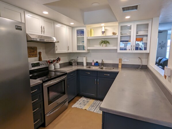 Kylskåp, mikrovågsugn, ugn och spishäll