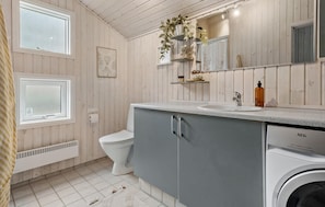 Shower - Beautiful home in Føllenslev with WiFi (Føllenslev)