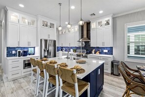 Fridge, microwave, oven, stovetop - Inky's Escape ~ Seaside Serenity (Galveston)