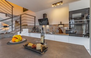 Fridge, microwave, dishwasher, coffee/tea maker - Stunning home in Vodnjan (Vodnjan)