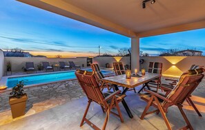 Outdoor dining - Beautiful home in Vodnjan (Vodnjan)