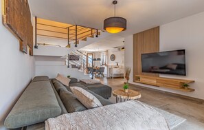 TV, tavolo da calcetto, tavolo da ping pong