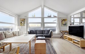 Fireplace - 4 bedroom beautiful home in Løkken (Løkken)