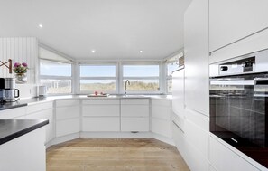 Fridge, oven, stovetop, dishwasher - 4 bedroom beautiful home in Løkken (Løkken)