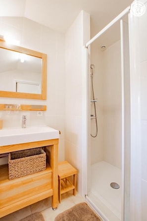Shower, towels
