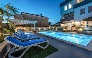 Een verwarmd zwembad