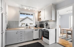 Fridge, stovetop, dishwasher, coffee/tea maker - Stunning home in Svaneke with kitchen (Svaneke)