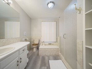 Douche, sĂšche-cheveux, serviettes fournies, savon