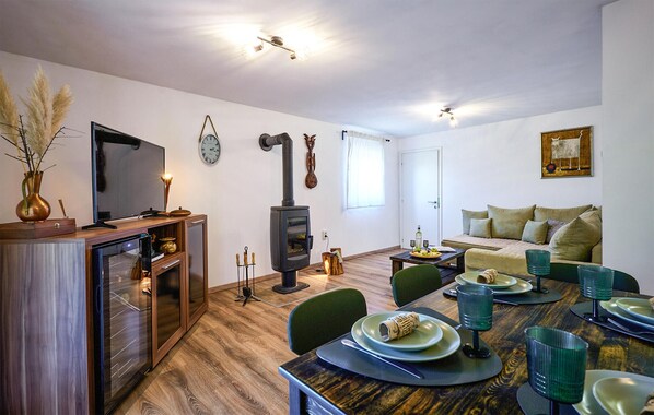 TV, fireplace, stereo