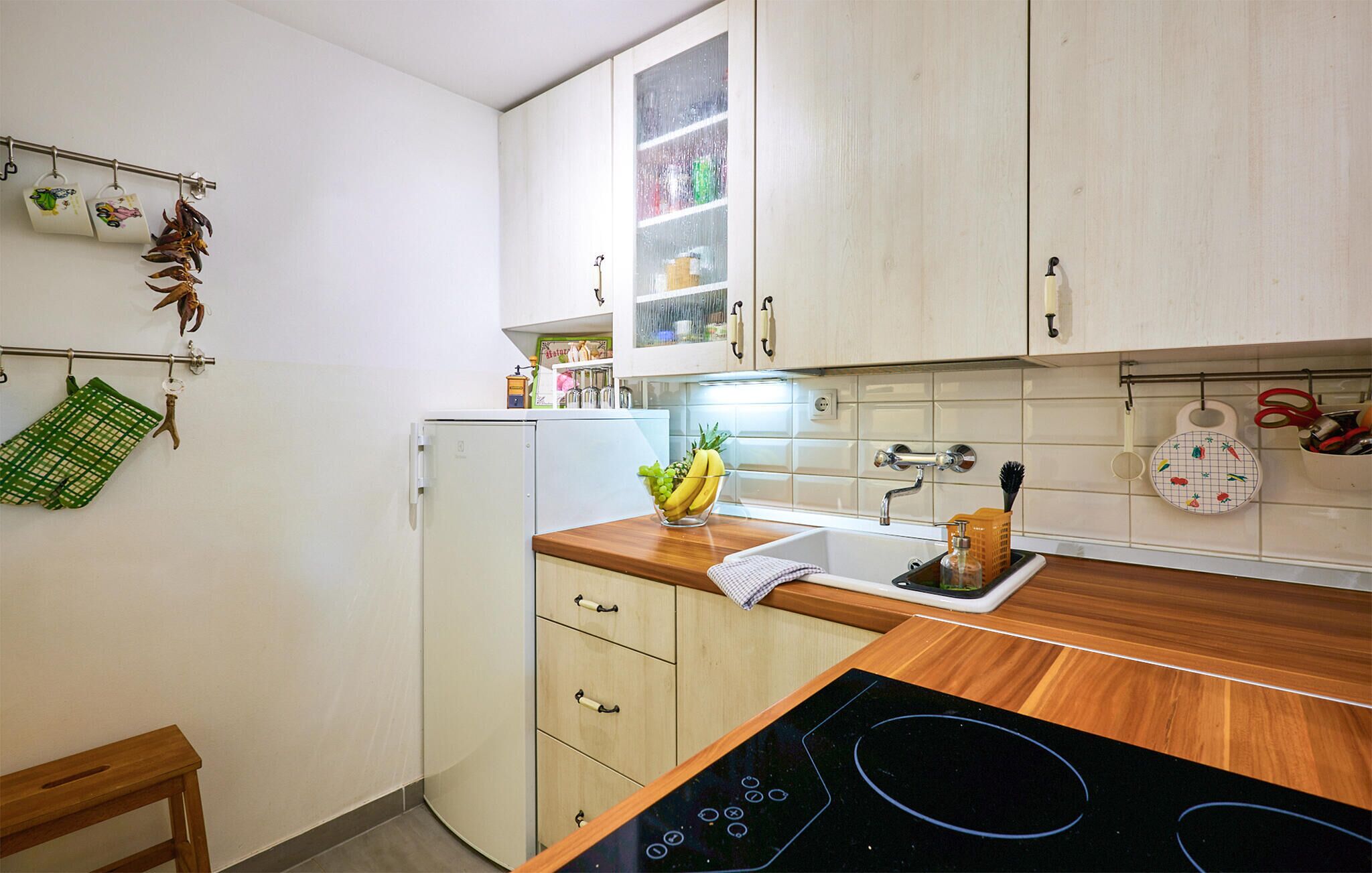 Fridge, oven, stovetop, coffee/tea maker