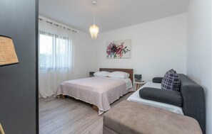 2 عدّة غرف نوم ومكواة/لوح كي وواي فاي مجانًا وملاءات أسرّة