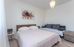 2 bedrooms, iron/ironing board, free WiFi, bed sheets