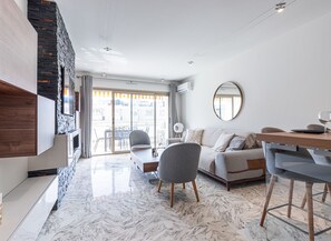 TV - 3 High-End Rooms Central (Cannes)