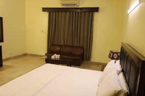 Habitación Deluxe doble | Sistema de insonorización, tabla de planchar con plancha, wifi gratis