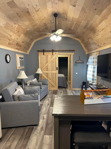 River Road Retreat.  Cabin minutes away from trails w/ hottub & seasonal pool! 