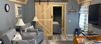 River Road Retreat.  Cabin minutes away from trails w/ hottub & seasonal pool! 