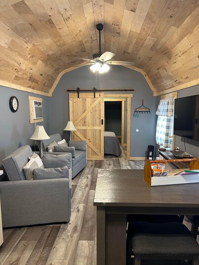 River Road Retreat.  Cabin minutes away from trails w/ hottub & seasonal pool! 