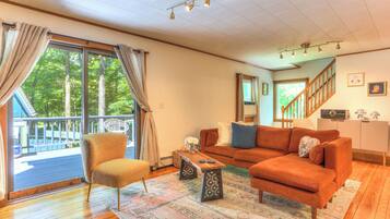 智能電視、壁爐、書籍、音樂庫