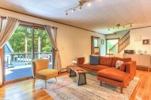 Smart TV, fireplace, books, music library - Hot Tub, Sauna, Fireplace, & Vinyl– Adventure in Catskills Towns! (Jeffersonville)