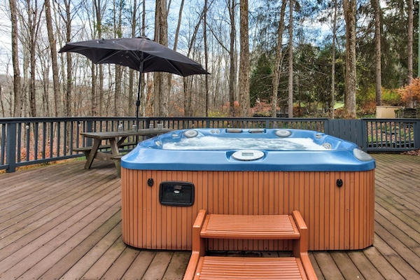 Jacuzzi Hot tub open all year long