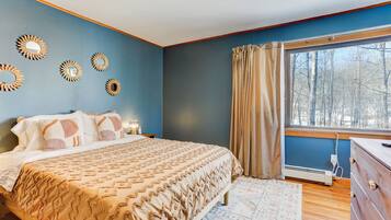 3 bedrooms, desk, iron/ironing board, WiFi