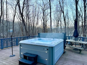 Outdoor spa tub - Catskills Memories · Hot Tub· Sauna· Firepit· Vinyl (Jeffersonville)