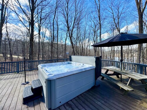 Hot Tub, Sauna, Fireplace, & Vinyl– Adventure in Catskills Towns!