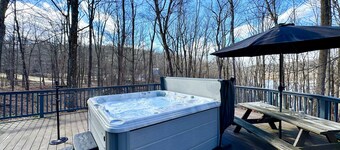 Hot Tub, Sauna, Fireplace, & Vinyl– Adventure in Catskills Towns!