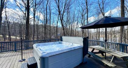 Hot Tub, Sauna, Fireplace, & Vinyl– Adventure in Catskills Towns!