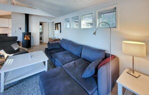 TV, fireplace - 2 bedroom cozy home in Jørpeland (Jørpeland)