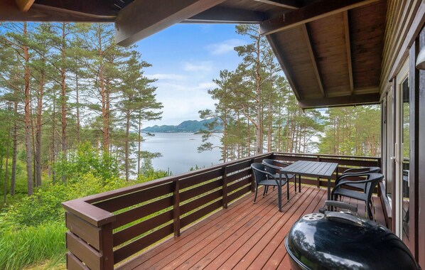 Outdoor dining - 2 bedroom cozy home in Jørpeland (Jørpeland)