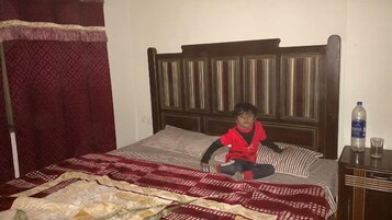 Escritorio, sistema de insonorización y tabla de planchar con plancha 