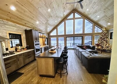 Luxurious/Modern Adirondack home with gorgeous boathouse, sandbar & sunset view