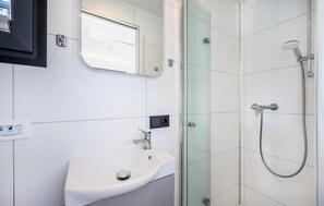 Shower - Stunning ship in Sagard with WiFi (Sagard)