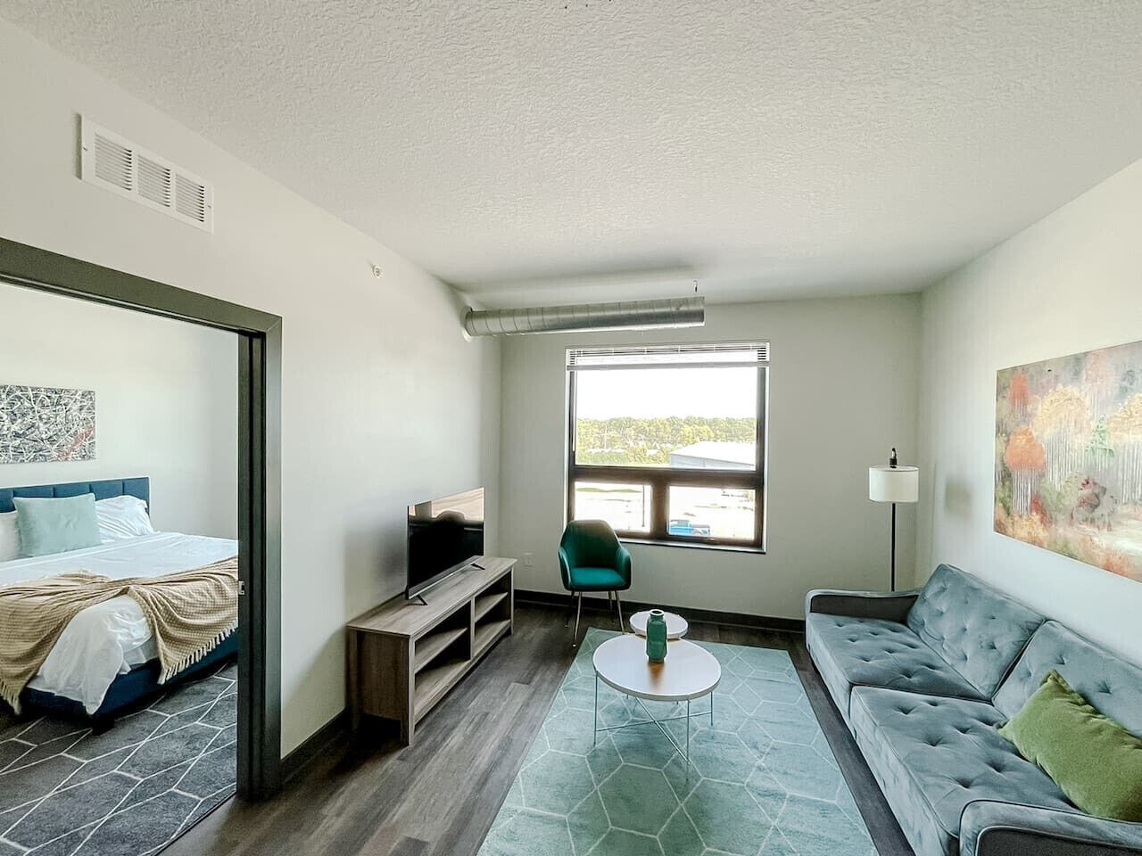 Een bureau, een strijkplank/strijkijzer, gratis wifi, beddengoed