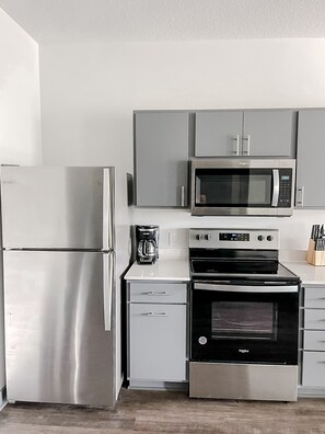 Refrigerador, microondas, horno, placa de cocina