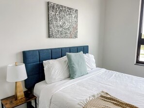 Escritorio, tabla de planchar con plancha, wifi gratis y ropa de cama 