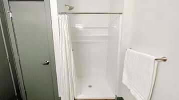 Douche, sĂšche-cheveux, serviettes fournies, savon