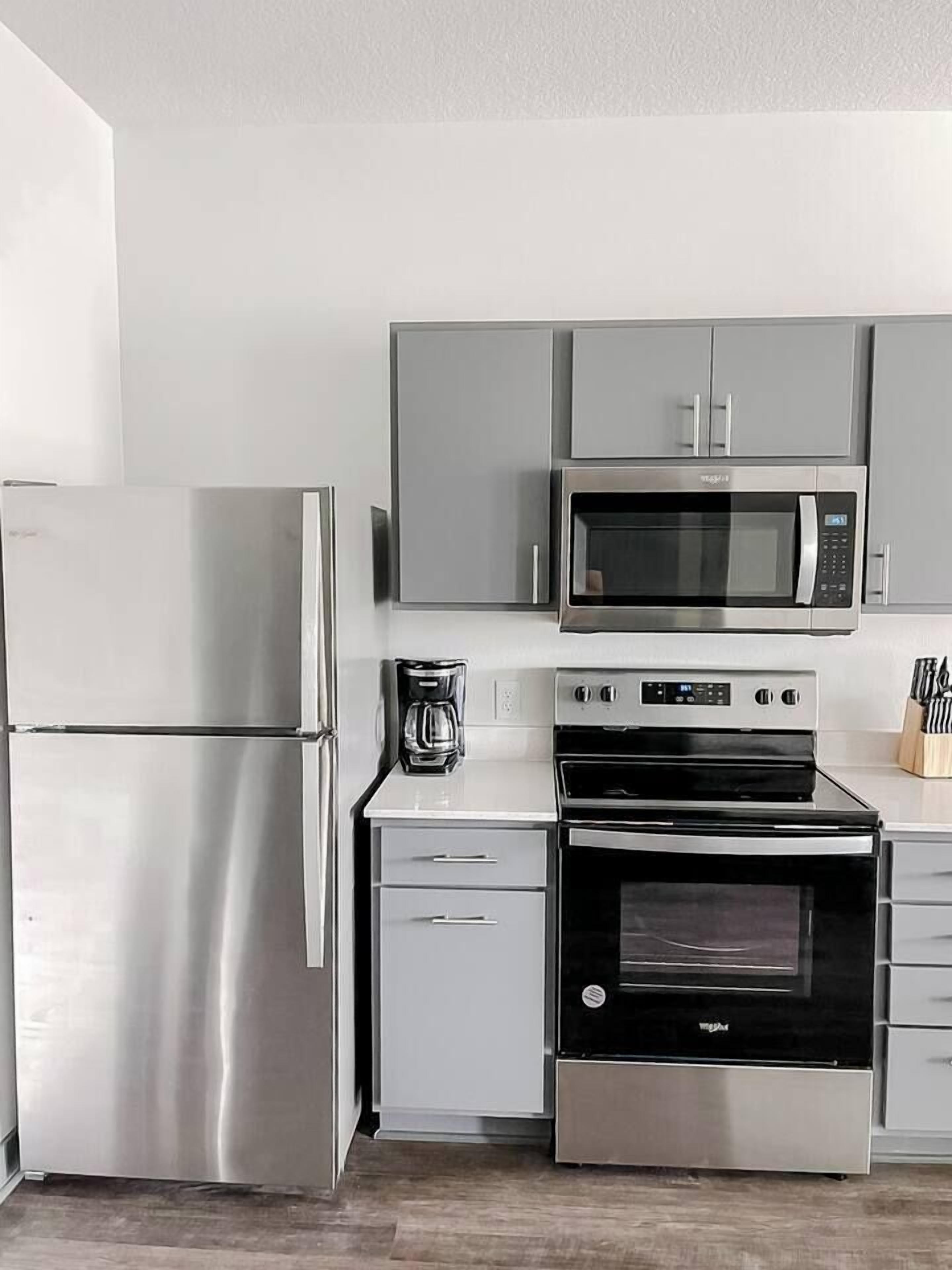 Geladeira, micro-ondas, fogão, cooktop