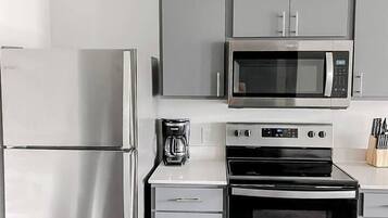Geladeira, micro-ondas, fogão, cooktop