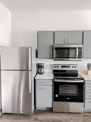 Refrigerador, microondas, horno y parrilla de estufa