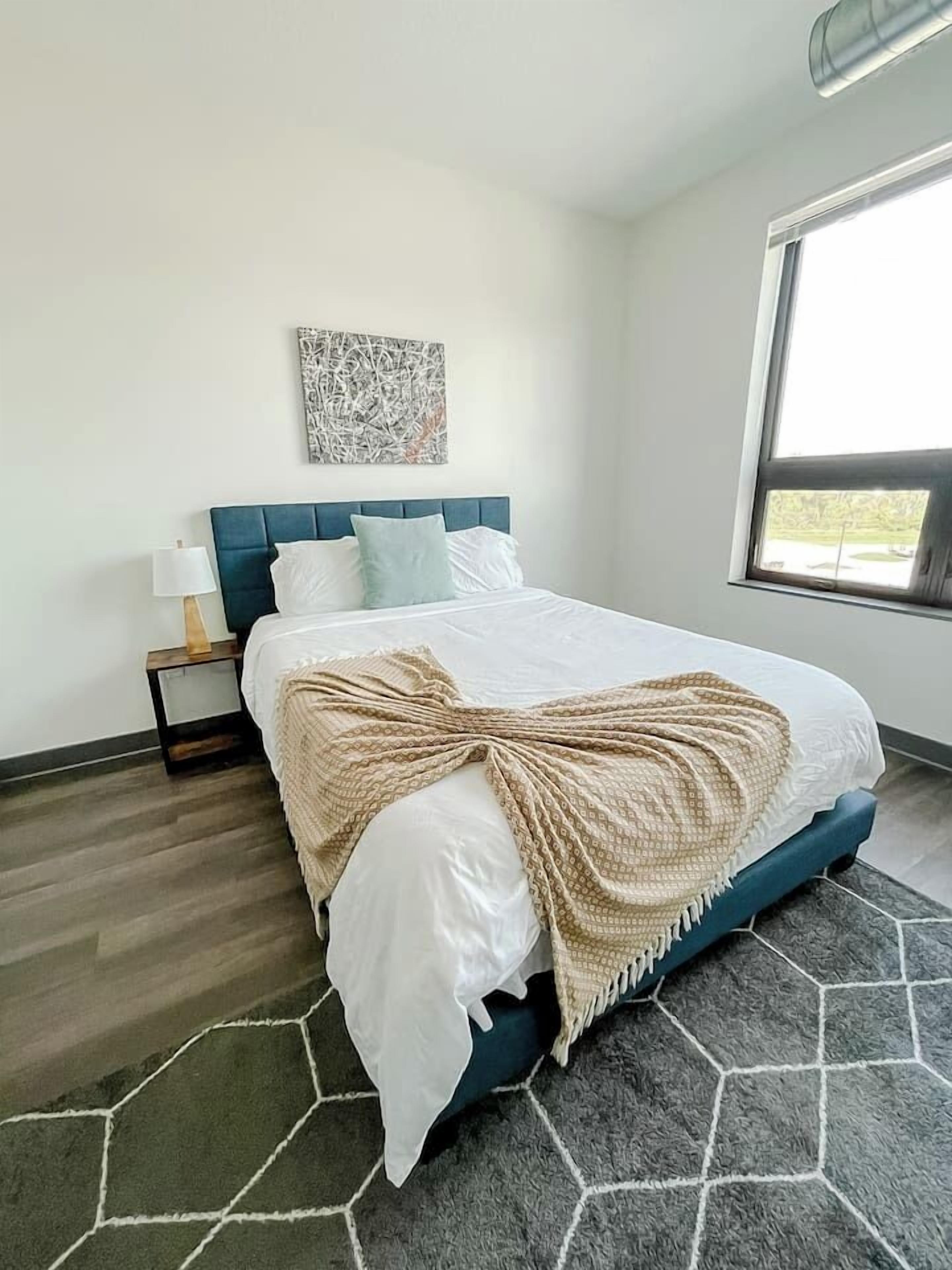 Escritorio, tabla de planchar con plancha, wifi gratis y ropa de cama 