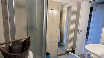 Dusche, Haartrockner, HandtĂŒcher, Seife