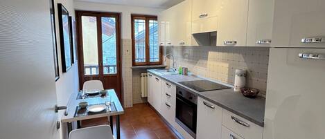Kühlschrank, Ofen, Herdplatte, Wasserkocher mit Kaffee-/Teezubehör